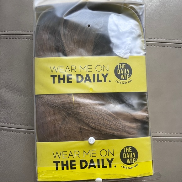 NWT- Outre Lace Part Blk Root Blonde Wig - Picture 4 of 5